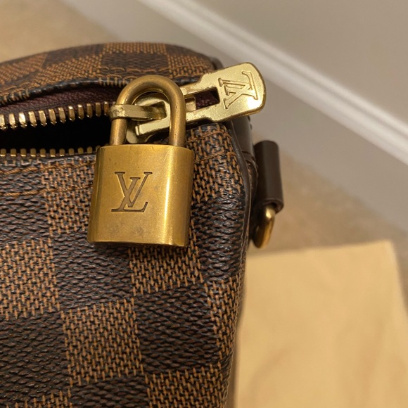 Louis Vuitton Damier Ebene Speedy - Picture 4 of 17